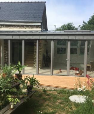 Grande baie mixte bois-aluminium de 6m de largeur, extension reliant deux longères