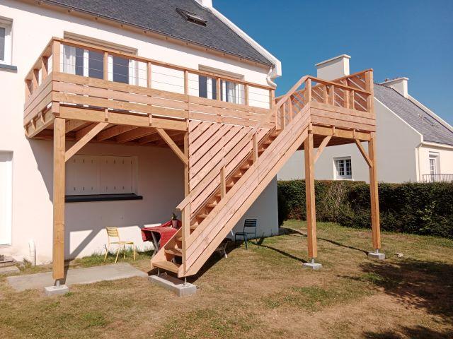 Terrasse d'accès vers le jardin, garde-corps bois et câbles inox